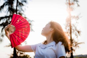 Comment choisir l'éventail en tissu parfait pour l'été